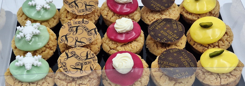 BOITE DE PETITS CHOUX GARNIS (pt fours sucrés )