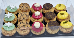 BOITE DE PETITS CHOUX GARNIS (pt fours sucrés )