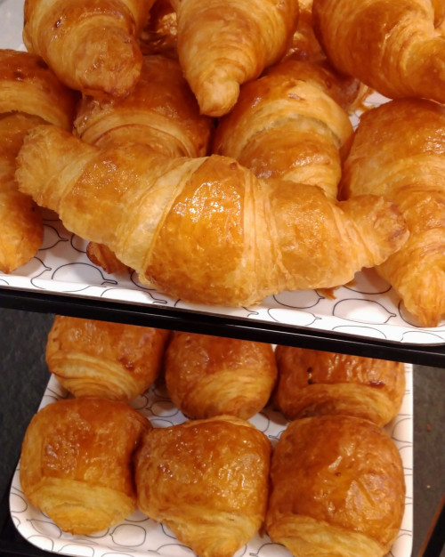 Mini viennoiserie (croissant,pain chocolat,pain raisin et chaussons aux pomme )