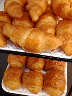Mini viennoiserie (croissant,pain chocolat,pain raisin et chaussons aux pomme )